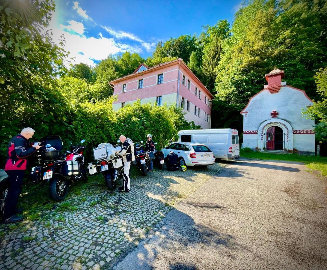 Haraburdi Recyclart Hotel Kostelec nad Orlicí Exterior foto